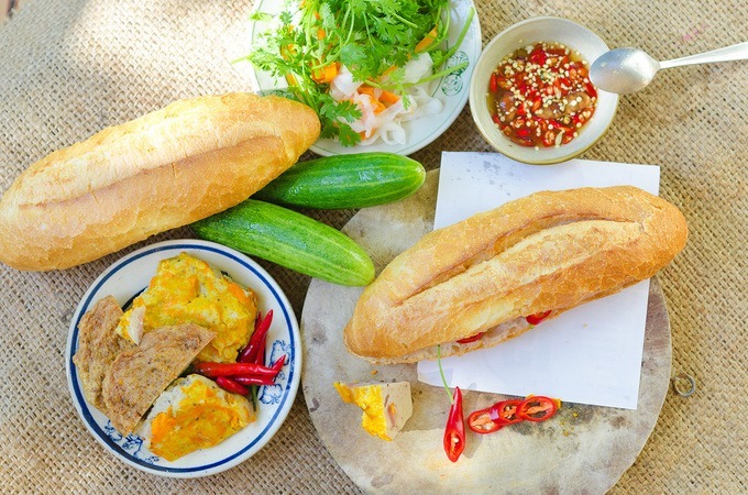 Món bánh mỳ kẹp chả cá phổ biến tại các tỉnh miền biển ở Việt Nam. Ảnh: Indochina studio.